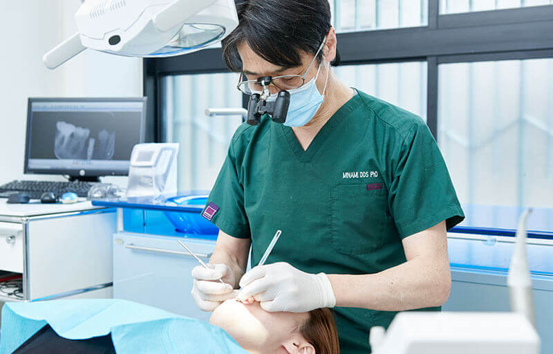 人工の歯を取りつけるインプラント治療